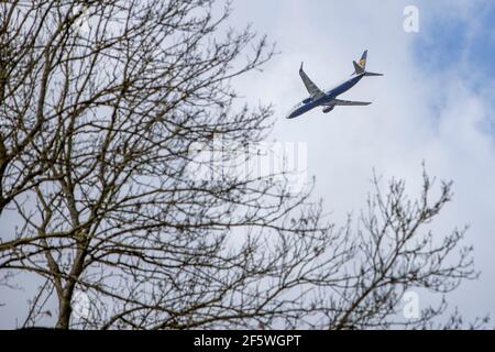 Overath, NRW, Deutschland, 03 28 2021, Ryanair-Flugzeug auf dem Weg zum Flughafen Köln. Blick von unten. Blauer Himmel als Hintergrund Stockfoto