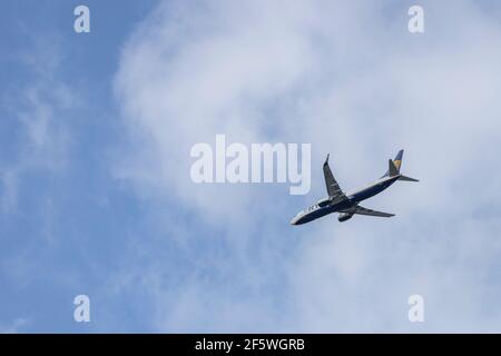 Overath, NRW, Deutschland, 03 28 2021, Ryanair-Flugzeug auf dem Weg zum Flughafen Köln. Blick von unten. Blauer Himmel als Hintergrund Stockfoto