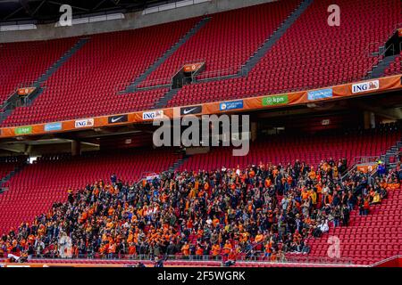 Fieldlab Events Studie für die FIFA Fußball-WM Qualifying Niederlande gegen Lettland in Amsterdam, Niederlande, am 27. März 2021, die als die größte Test-Event des Landes bis heute dienen, in diesem Monat. Das Spiel in der Amsterdamer Johan Cruijff Arena mit 55.500 Zuschauern hat am Samstag maximal 5.000 Fans empfangen. Die Studie Fieldlab Events wird sich auf die Testpolitik (Schnelltests) und die Verwendung der CoronaCheck App konzentrieren, mit der überprüft werden soll, ob Besucher negative Testergebnisse haben. Es wird die siebte und größte Veranstaltung sein, die bisher von Fieldlab Events, einer staatlich unterstützten Initiati, veranstaltet wurde Stockfoto