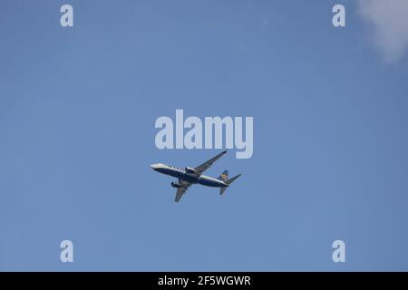 Overath, NRW, Deutschland, 03 28 2021, Ryanair-Flugzeug auf dem Weg zum Flughafen Köln. Blick von unten. Blauer Himmel als Hintergrund Stockfoto