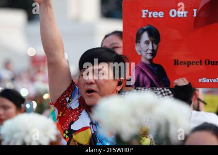 Ein Protestler singt Slogans, während er während der Demonstration einen dreifingerigen Gruß macht. Birmanische Demonstranten und Taiwanesen gingen auf die Straßen von Taipei, um gegen den Militärputsch zu protestieren und forderten die Freilassung von Aung San Suu Kyi. Das Militär von Myanmar nahm am 01. Februar 2021 die staatliche Beraterin von Myanmar Aung San Suu Kyi fest und erklärte den Ausnahmezustand, während sie die Macht im Land für ein Jahr ergattete, nachdem sie die Wahl gegen die National League for Democracy (NLD) verloren hatte. (Foto von Daniel Tsang/SOPA Images/Sipa USA) Stockfoto