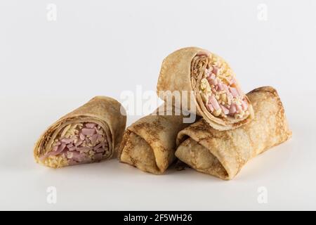 Mehrere Pfannkuchen gefüllt mit Speck und Käse auf einem weißen Hintergrund close-up mit einer Kopie Platz für den Text, isoliert. Traditionelles Essen für die Masl Stockfoto