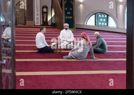 Gruppe von Muslimen beim Lesen, Rezitieren und erinnern Koran während der Ramadaninside moderne und neue Moschee Stockfoto