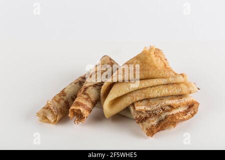 Frisch gebratene Pfannkuchen auf weißem Hintergrund Nahaufnahme mit einem Kopierplatz für den Text, isoliert. Traditionelles Essen für den Urlaub in Maslenitsa. Horizonta Stockfoto