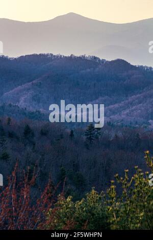 Der Interstate 26 Scenic Highway in Madison County liegt in einem der höchsten Gebiete von North Carolina und bietet einen atemberaubenden Blick auf die Appalachen. Stockfoto