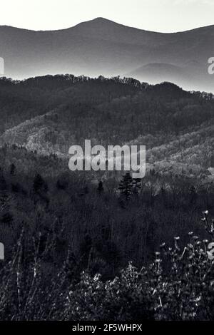 Der Interstate 26 Scenic Highway in Madison County liegt in einem der höchsten Gebiete von North Carolina und bietet einen atemberaubenden Blick auf die Appalachen. Stockfoto