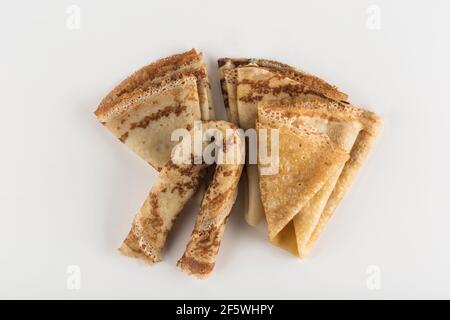 Frisch gebratene Pfannkuchen auf weißem Hintergrund Draufsicht mit einem Kopierplatz für den Text, isoliert. Traditionelles Essen für den Urlaub in Maslenitsa. Horizonta Stockfoto