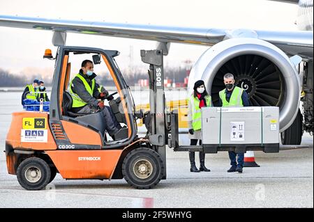 Skopje, Nordmakedonien. März 2021, 28th. Die Arbeiter laden Nordmazedoniens erste Charge der COVID-19-Impfstoffe von AstraZeneca, die im Rahmen des von der UNO unterstützten Covax-Programms am internationalen Flughafen von Skopje in Skopje, Nord-Mazedonien, am 28. März 2021 erhalten wurden. Quelle: Tomislav Georgiev/Xinhua/Alamy Live News Stockfoto