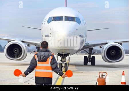 Skopje, Nordmakedonien. März 2021, 28th. Das Flugzeug, das Nordmazedoniens erste Charge der COVID-19-Impfstoffe von AstraZeneca transportiert, die im Rahmen des von der UNO unterstützten Covax-Programms erhalten wurden, trifft am 28. März 2021 auf dem internationalen Flughafen von Skopje in Skopje, Nordmazedonien, ein. Quelle: Tomislav Georgiev/Xinhua/Alamy Live News Stockfoto