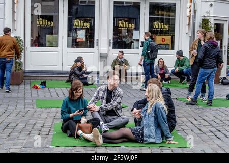 Dutzende von Gastronomieunternehmern, Café-Chefs und Restaurantbesitzern versammeln sich, um auf die schwierige Situation aufmerksam zu machen, in der sich die Gastronomie mit einem spielerischen Picknick befindet, da sie am 28. März 2021 als eine der Corona-Maßnahmen in Breda, Niederlande, geschlossen werden muss. Foto von Robin Utrecht/ABACAPRESS.COM Stockfoto