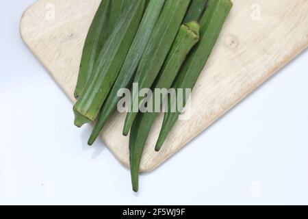 Frisches Okra-Holz isoliert auf weißem Hintergrund. Stockfoto