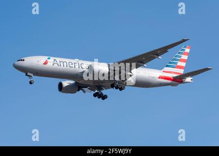 American Airlines Boeing 777 200 Jet-Flugzeug N784AN im Finale auf dem Flughafen London Heathrow, Großbritannien, in blauem Himmel zu landen. Großer Breitkörper. US-Fluggesellschaft Stockfoto