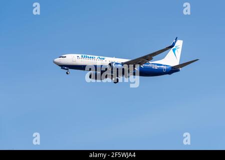 Blue Air Boeing 737 800 Jet-Linienflugzeug YR-BMK im Finale auf dem Flughafen London Heathrow, Großbritannien, in blauem Himmel landen. Rumänische Fluggesellschaft. Fliegen Stockfoto