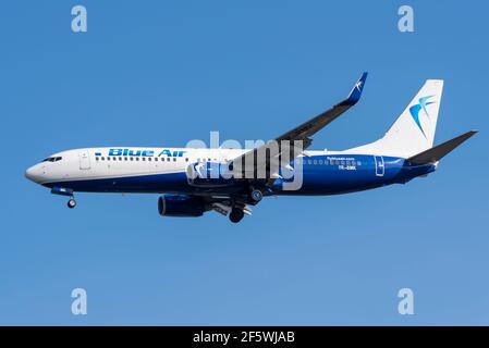 Blue Air Boeing 737 800 Jet-Linienflugzeug YR-BMK im Finale auf dem Flughafen London Heathrow, Großbritannien, in blauem Himmel landen. Rumänische Fluggesellschaft. Fliegen Stockfoto