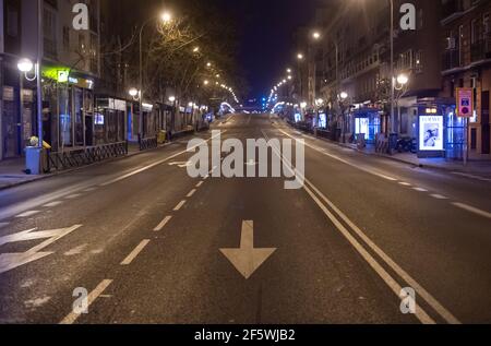 Madrid. März 2021, 27th. Das Foto vom 27. März 2021 zeigt eine leere Straße in Madrid, Spanien. Unter der Androhung einer vierten Welle der COVID-19-Pandemie und in Erwartung einer größeren Mobilität der Bürger während der Karwoche haben die Regierung und die autonomen Gemeinschaften vereinbart, eine Reihe von Beschränkungen von März 26 bis April 9 einzuführen. Kredit: Gustavo Valiente/Xinhua/Alamy Live Nachrichten Stockfoto