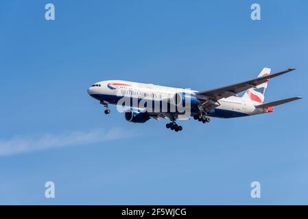 British Airways Boeing 777 200 Großraumflugzeuge G-YMMG im Finale, um am Flughafen London Heathrow, Großbritannien, in blauem Himmel zu landen Stockfoto