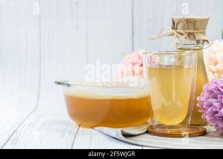 Kombucha Tee im Glas auf Holz Hintergrund, Cider fermentierten Getränk. Vorteile von Kombucha Tee sind Quelle von Probiotika, hoch in Antioxidantien und enthält Stockfoto