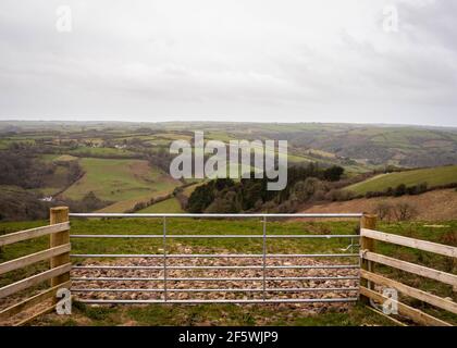 Ein Blick über den Exmoor Nationalpark in North Devon Die Straße von Barnstaple nach Lynton im März 2021 Stockfoto