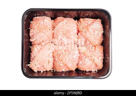 Sechs Stücke Hühnerburger in einem schwarzen Einzelhandelsbehälter auf weißem Hintergrund isolieren. Hamburger aus der Nähe für einen Supermarkt. Stockfoto