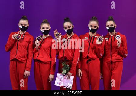 Sofia, Bulgarien - 27. März 2021: Mitglieder des Teams Bulgarien posieren mit ihren Goldmedaillen auf dem Podium bei der Preisverleihung des Group Apparatus Finals beim rhythmischen Turnsport "Sofia World Cup" 2021. Stockfoto