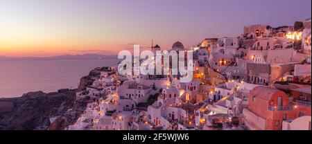 Tolle Aussicht auf die Insel Santorini am Abend. Malerischer Frühlingsuntergang auf dem berühmten Dorf Fira, Griechenland, Europa. Hintergrund des Reisekonzepts. Künstlerisch Stockfoto