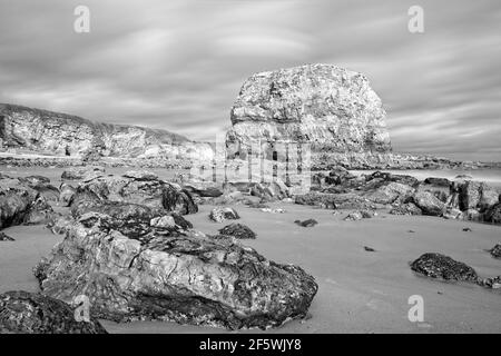 Marsden Rock ist ein Meeresstapel, der an der Nordostküste Englands in der Nähe von Whitburn, Sunderland in Tyne und Wear steht. Stockfoto