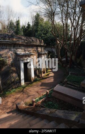 London, Großbritannien - 2021. März: Kreis der Libanongewölbe, Highgate Cemetery West Stockfoto