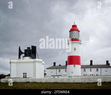 Der rot-weiß gestreifte Souter Lighthouse war der weltweit erste Leuchtturm, der mit Strom versorgt wurde. Stolz über der Nordsee stehen n Stockfoto