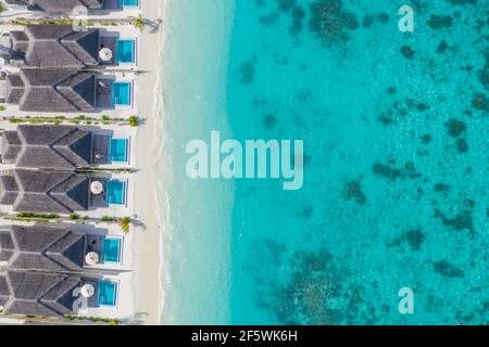 Die Landschaft der Malediven ist paradiesisch. Tropische Luftlandschaft, Seeseite mit langem Steg, Wasservillen mit wunderschönem Meer und exotischem Lagunenstrand, tropische Natur Stockfoto