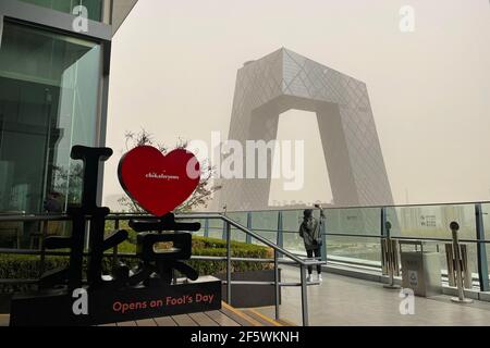 Peking, China. März 2021, 28th. Ein dicker Dunst steigt auf Peking herab, während ein Sandsturm die Stadt bedeckt. Chinas nationales Observatorium gab einen gelben Alarm für Sandstürme im nördlichen Teil des Landes. Kredit: SOPA Images Limited/Alamy Live Nachrichten Stockfoto