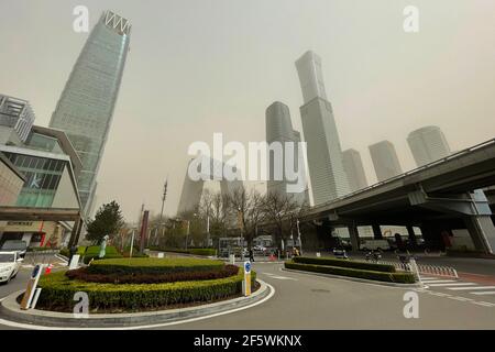 Peking, China. März 2021, 28th. Ein dicker Dunst steigt auf Peking herab, während ein Sandsturm die Stadt bedeckt. Chinas nationales Observatorium gab einen gelben Alarm für Sandstürme im nördlichen Teil des Landes. Kredit: SOPA Images Limited/Alamy Live Nachrichten Stockfoto