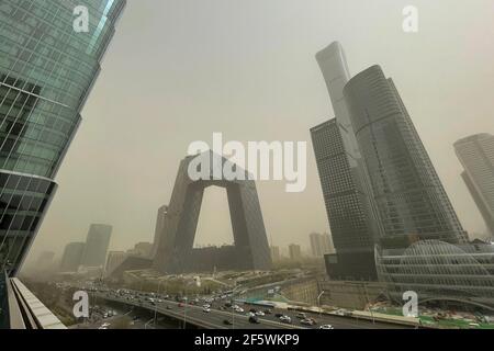 Peking, China. März 2021, 28th. Ein dicker Dunst steigt auf Peking herab, während ein Sandsturm die Stadt bedeckt. Chinas nationales Observatorium gab einen gelben Alarm für Sandstürme im nördlichen Teil des Landes. Kredit: SOPA Images Limited/Alamy Live Nachrichten Stockfoto