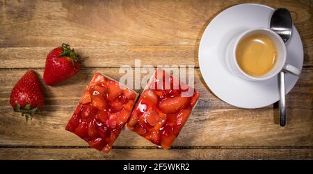 Erdbeerkuchen mit einer Tasse Espresso Stockfoto