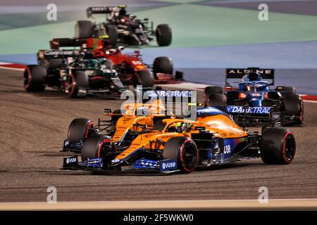 Lando Norris (GBR) McLaren MCL35M und Daniel Ricciardo (AUS) McLaren MCL35M kämpfen um Position. 28,03.2021. Formel 1 Weltmeisterschaft, Rd 1, Großer Preis Von Bahrain, Sakhir, Bahrain, Wettkampftag. Bildnachweis sollte lauten: XPB/Press Association Images. Stockfoto
