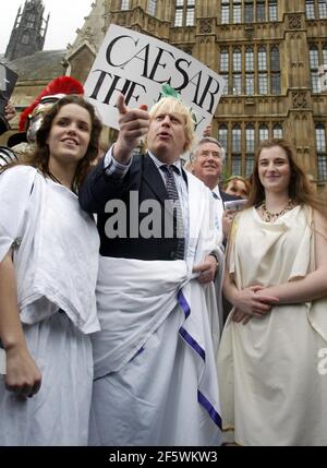 Der Schatten-Hochschulminister, Boris Johnson, änderte seinen Anzug für eine Toga als Teil der Kampagne, um alte Geschichte A-Ebene zu speichern. Der Antrag wurde in Latein von sechsten Former von der Godolphin und Latymer Schule in Hammersmith, die tragen Toga, wie sie präsentieren ihn im Unterhaus mit einer 4.000-Unterschrift Petition gegen Pläne, den Kurs zu verschrotten. PIC David Sandison Stockfoto