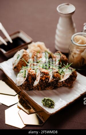 Große Brötchen mit Avocado und Lachs auf weißem Ton Platte Stockfoto