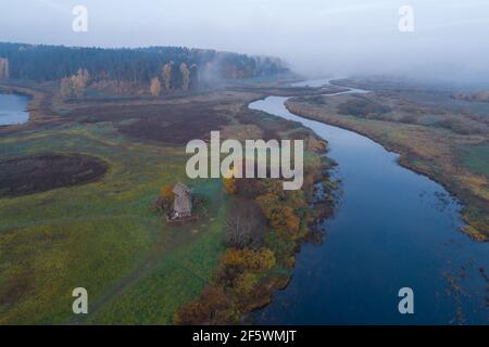 Sorot River an einem nebligen Oktobermorgen (aufgenommen von einem Quadcopter). Puschkinskie Gory, Russland Stockfoto