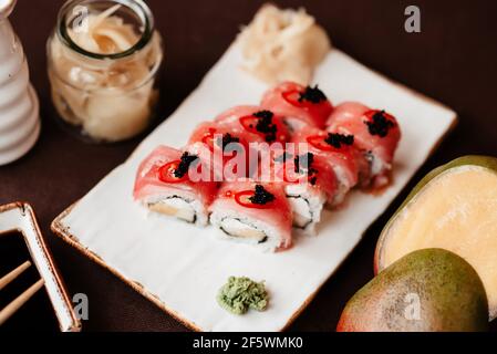 Draufsicht auf Sushi Roll Philadelphia mit Thunfisch und Mango Stockfoto
