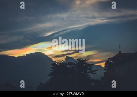 Ein seltener Blick auf eine schillernde Wolke. Feuert Regenbögen oder Regenbogenwolken. Schillernde Pileus Wolke Bunte optische Phänomen Himmel Stockfoto