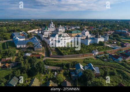 Rostow Kreml im Stadtbild an einem Julitag (Luftaufnahme). Goldener Ring von Russland Stockfoto