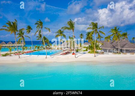 Luftaufnahme des wunderschönen tropischen Strandes der Malediven. Tolle Aussicht, blautürkisfarbenes Lagunenwasser, Palmen und weißer Sandstrand. Luxusreisen Stockfoto