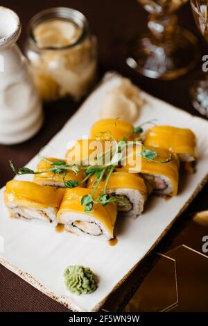 In einem Restaurant wurde wunderschön Mangoshushi serviert Stockfoto