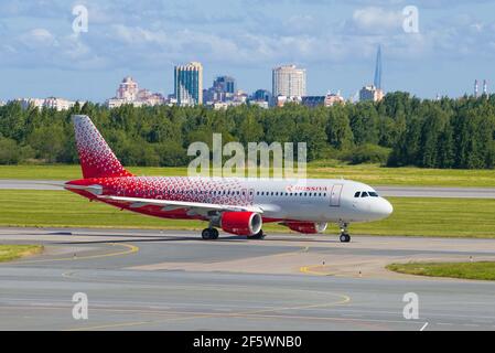 SANKT PETERSBURG, RUSSLAND - 20. JUNI 2018: Flugzeug Airbus A320-200 Kursk (VQ-BCG) von Rossiya Airlines auf dem Rollweg des Flughafens Pulkovo auf einem sonnigen Jun Stockfoto