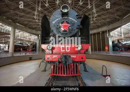 ST. PETERSBURG, RUSSLAND - 16. AUGUST 2018: Sowjetische Vorkriegsdampflokomotive SO17 auf einem Wendekreis. Museum der Eisenbahn von Russland Stockfoto