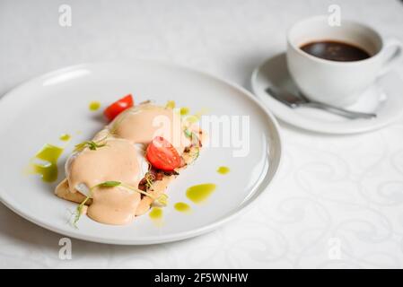 Nahaufnahme von Sandwich auf weißem Gericht mit einer Tasse Kaffee Stockfoto