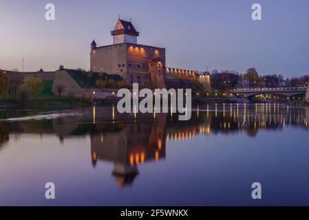 Blick auf das Herman Castle in der lila Oktoberdämmerung. Narva, Estland Stockfoto