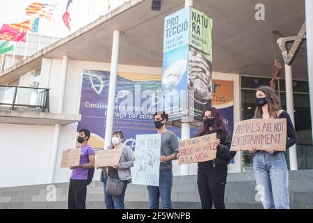 Barcelona, Katalonien, Spanien. März 2021, 28th. Aktivisten mit Transparenten sind vor dem Aquarium von Barcelona zu sehen.der Tierschutzverein, Barcelona Animal Save, Die Save Movement, die Teil der internationalen Organisation ist und sich dem Aktivismus für Tiere widmet, hat an diesem Sonntag, dem 28. März vor dem Aquarium von Barcelona eine Aktion durchgeführt, um gegen die Verschmutzung der Meere, der Fischerei und der Aquarien zu protestieren. Quelle: Thiago Prudencio/DAX/ZUMA Wire/Alamy Live News Stockfoto