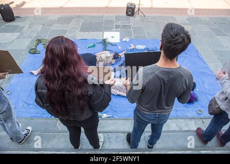 Barcelona, Katalonien, Spanien. März 2021, 28th. Aktivisten mit Transparenten sind vor dem Aquarium von Barcelona zu sehen.der Tierschutzverein, Barcelona Animal Save, Die Save Movement, die Teil der internationalen Organisation ist und sich dem Aktivismus für Tiere widmet, hat an diesem Sonntag, dem 28. März vor dem Aquarium von Barcelona eine Aktion durchgeführt, um gegen die Verschmutzung der Meere, der Fischerei und der Aquarien zu protestieren. Quelle: Thiago Prudencio/DAX/ZUMA Wire/Alamy Live News Stockfoto