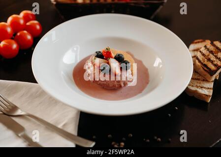 Schön servierte Camembert auf einem weißen Teller Stockfoto