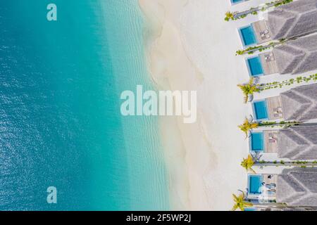 Die Landschaft der Malediven ist paradiesisch. Tropische Luftlandschaft, Seeseite mit langem Steg, Wasservillen mit wunderschönem Meer und exotischem Lagunenstrand, tropische Natur Stockfoto